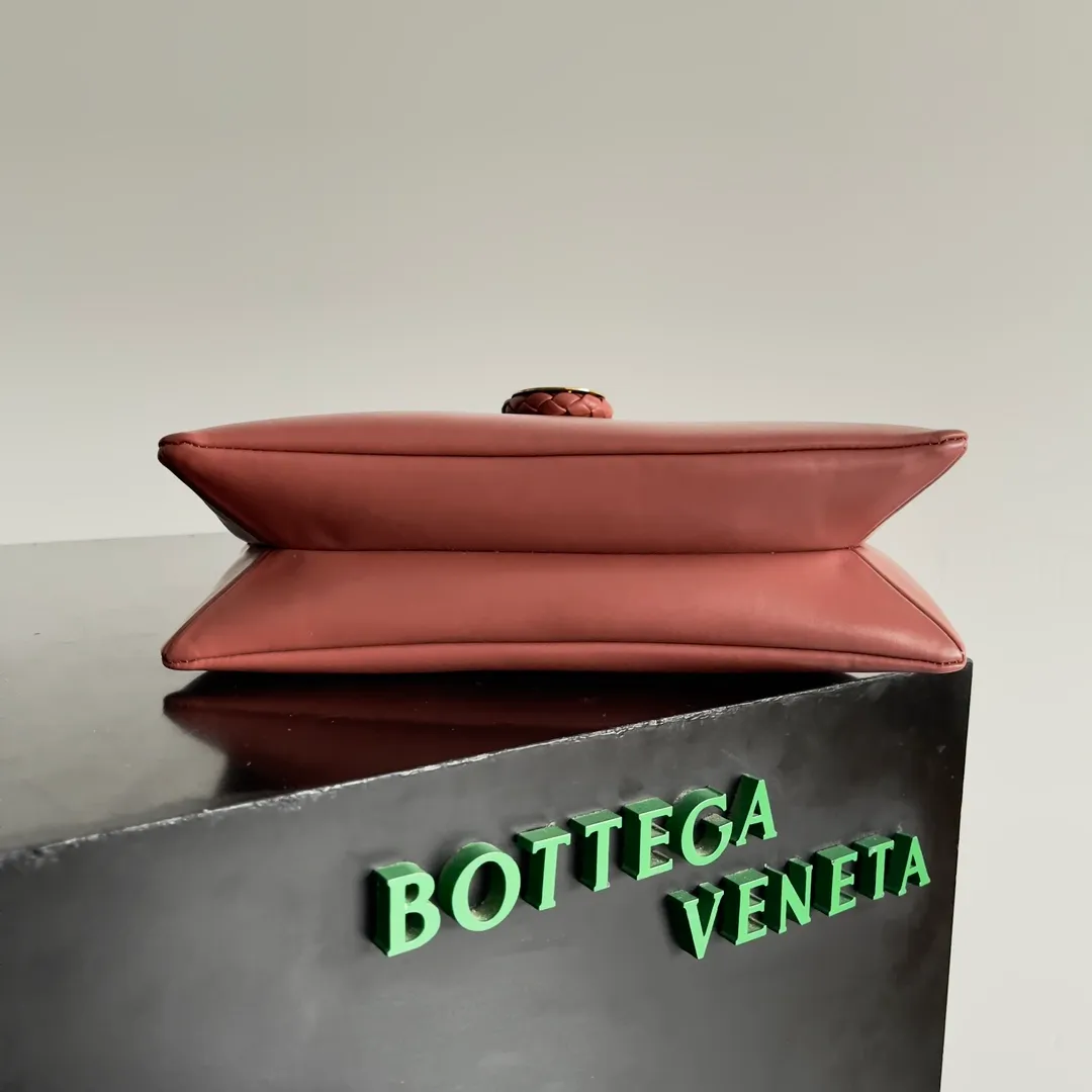 Batch 1520 Inspired by the 1970s, the Bottega Veneta women's logo shoulder bag has a smooth leather surface that brings a clean and handsome feel, just like the neatness and tenacity of a working woman. The front buckle has high-quality hardware pendant body, the overall retro elegance, and the excellent leather feels soft. This Bottega Veneta series can be described as beautiful, weakening the complexity of the outfit, not competing for it, and only using the best quality to interpret itself. Style number: 806030 (small size) Size: 27*16*6cm